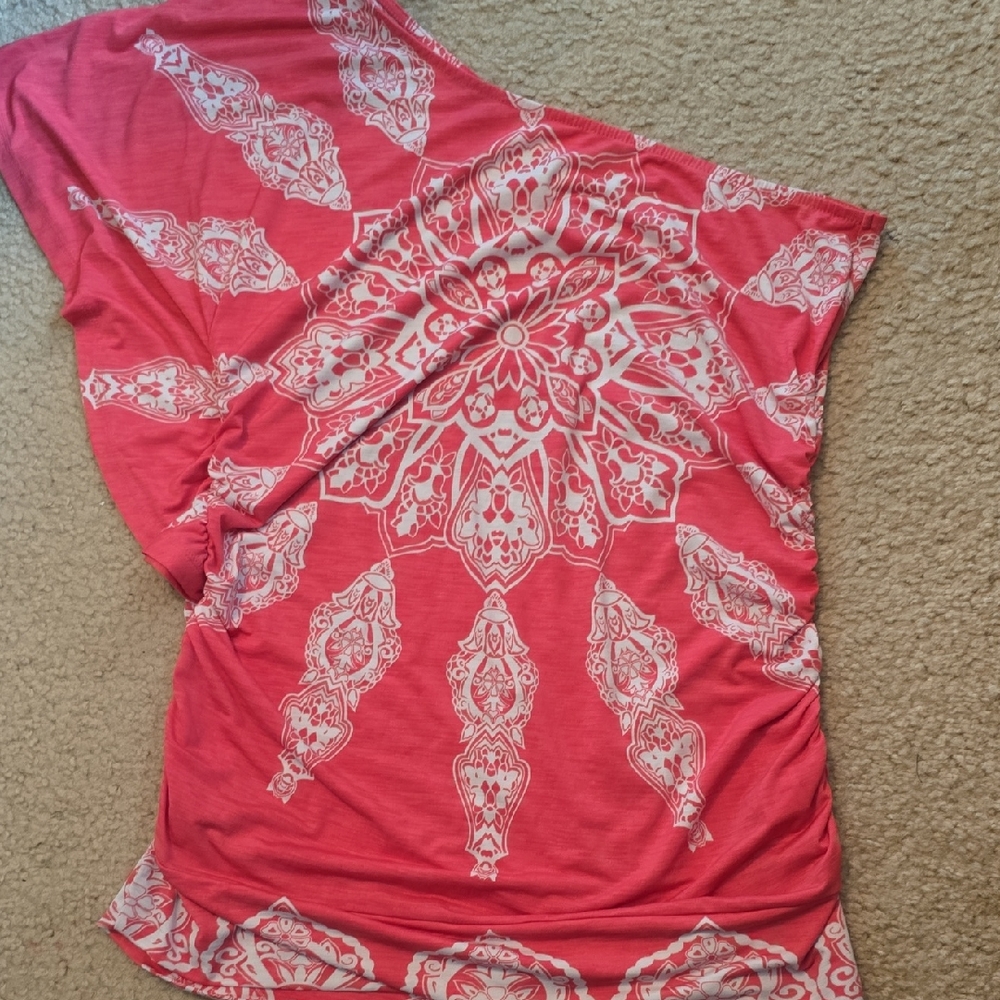Studio Y Pink and White One-Shoulder Tee